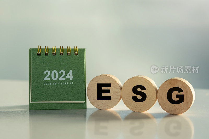 2024年ESG概念，可持续发展目标(SDGs)可持续发展理念木立方块绿色森林自然可持续发展目标，ESG, NetZero，和二氧化碳的概念